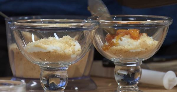 Десерт со сливочным кремом и карамелизированными мандаринами