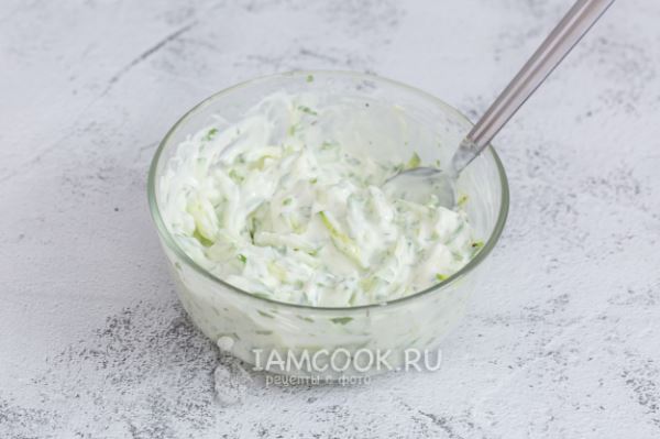 Греческий соус из йогурта с огурцом и чесноком