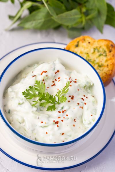 Греческий соус из йогурта с огурцом и чесноком