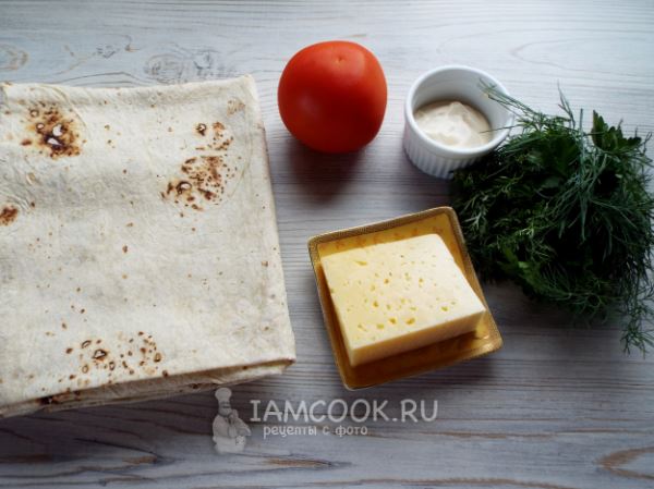 Лаваш на мангале с сыром и помидорами