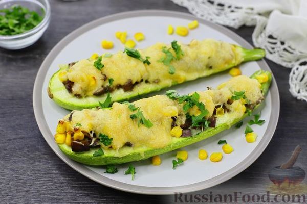 Лодочки из кабачков с куриной печенью, кукурузой и сыром (в духовке)