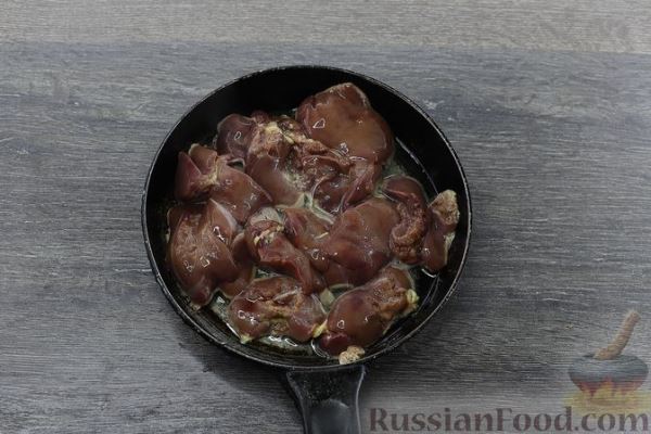 Лодочки из кабачков с куриной печенью, кукурузой и сыром (в духовке)