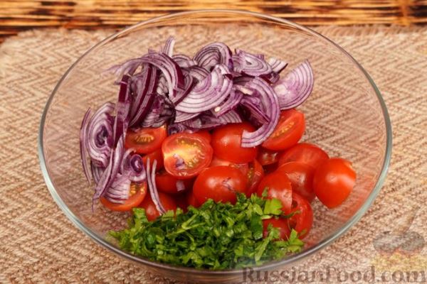 Маринованный салат из помидоров с луком и зеленью