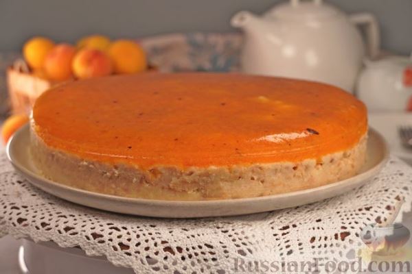 Молочно-абрикосовый желейный торт с печеньем