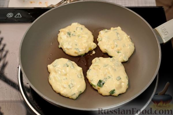 Оладьи на кефире с яйцом и зелёным луком