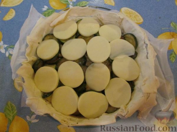 Открытый пирог с цуккини и колбасным сыром