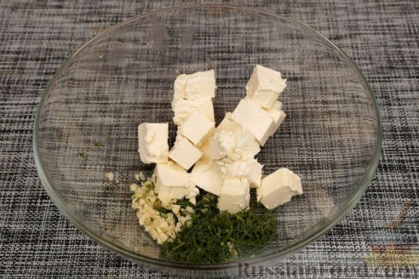 Овощной салат с оливками и шариками из сыра фета