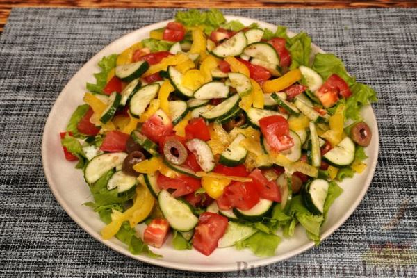 Овощной салат с оливками и шариками из сыра фета