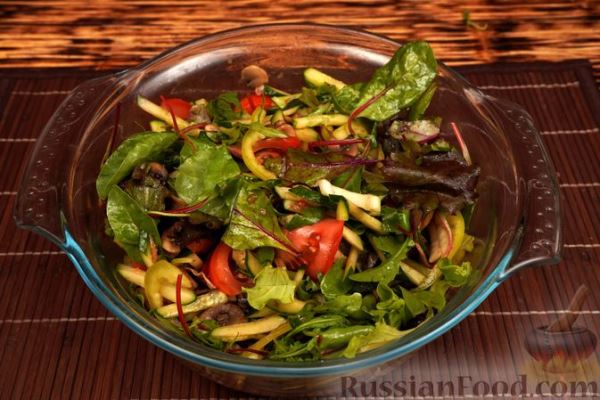 Овощной салат с жареными шампиньонами и пикантной заправкой
