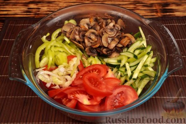 Овощной салат с жареными шампиньонами и пикантной заправкой