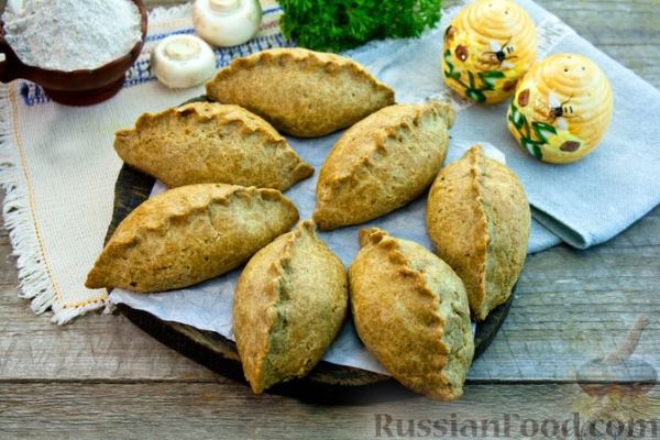 Песочные ржаные пирожки с капустой и грибами (в духовке)