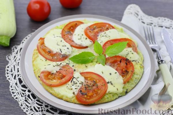 Пицца из кабачков с помидорами и моцареллой (на сковороде)