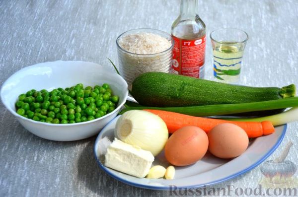 Рис с цукини, зелёным горошком и яйцами