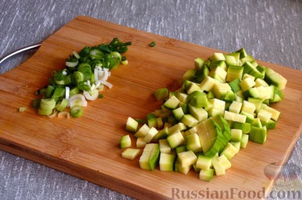 Рис с цукини, зелёным горошком и яйцами