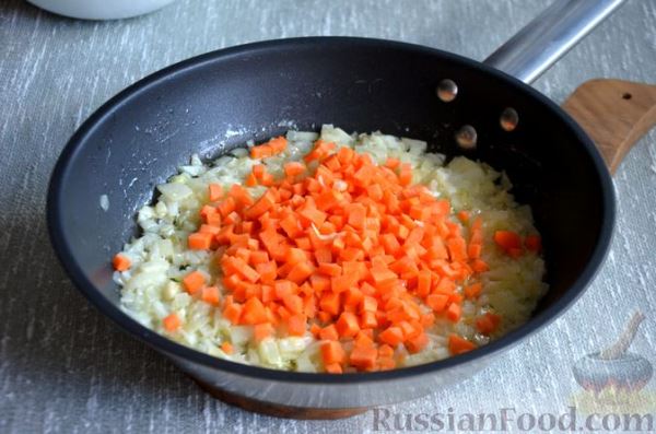 Рис с цукини, зелёным горошком и яйцами