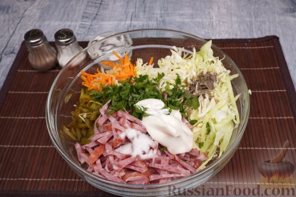 Салат из капусты с ветчиной, маринованными огурцами и морковью