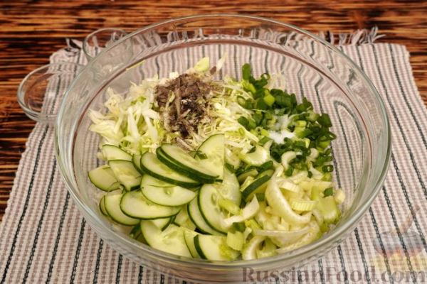 Салат из капусты, сельдерея и огурцов