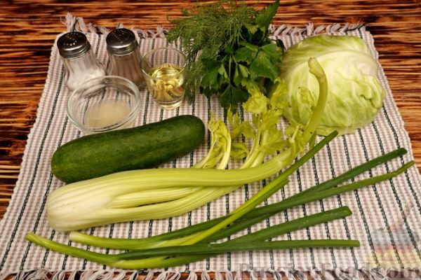 Салат из капусты, сельдерея и огурцов