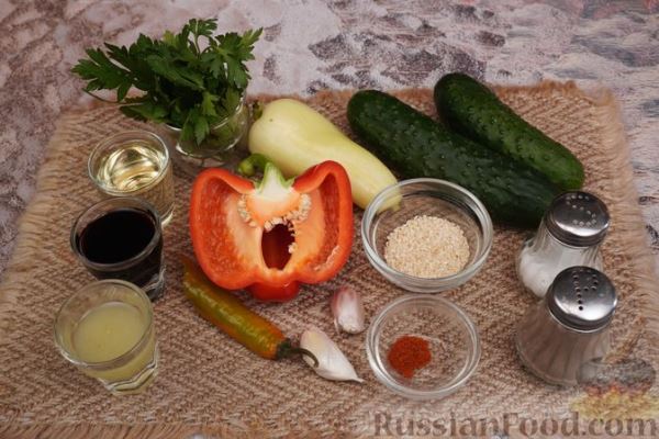 Салат из огурцов и жареного болгарского перца