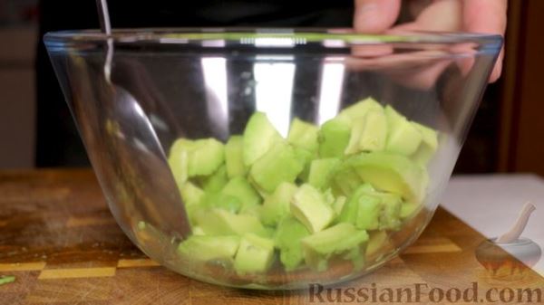 Салат с авокадо, руколой, помидорами черри и жареными креветками