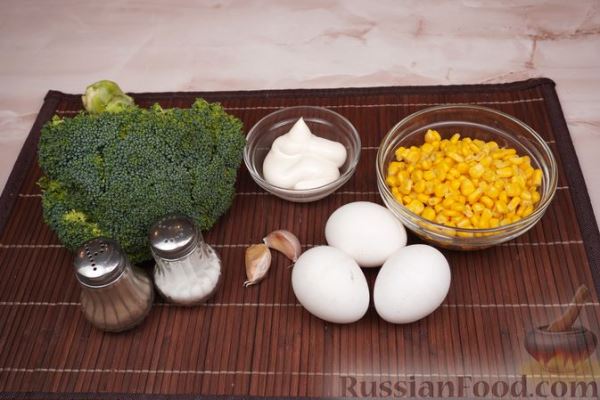 Салат с брокколи, кукурузой и яйцами