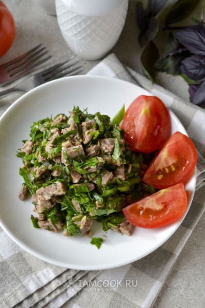 Салат с говядиной и зеленью