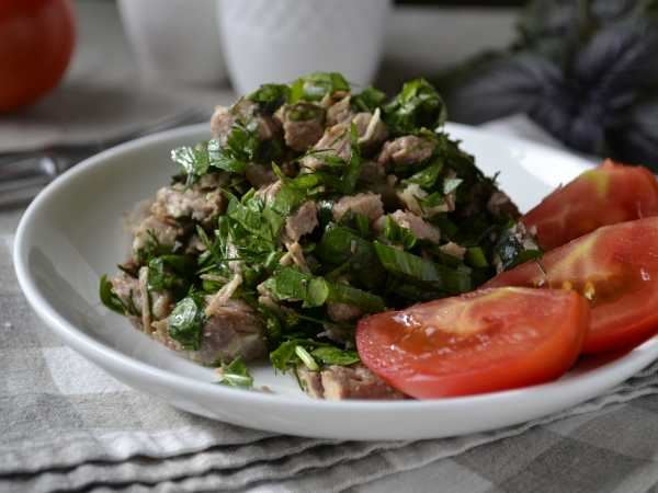 Салат с говядиной и зеленью