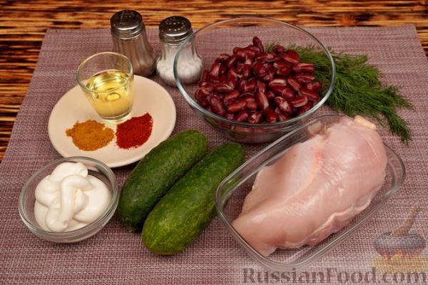 Салат с курицей, огурцами и фасолью