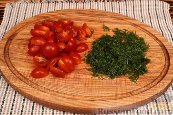 Салат с морепродуктами, помидорами и оливками