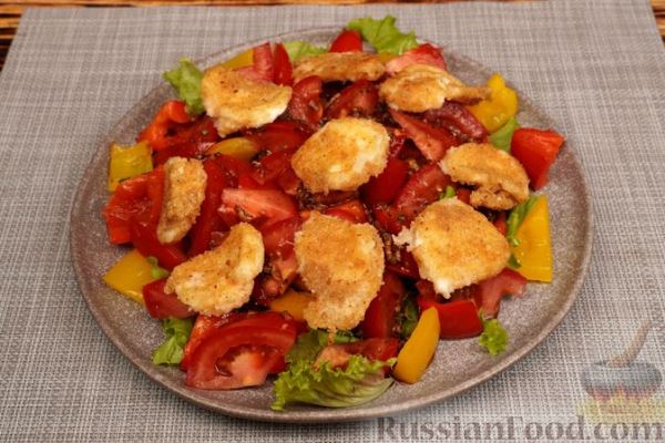 Салат с помидорами, болгарским перцем и жареным сыром