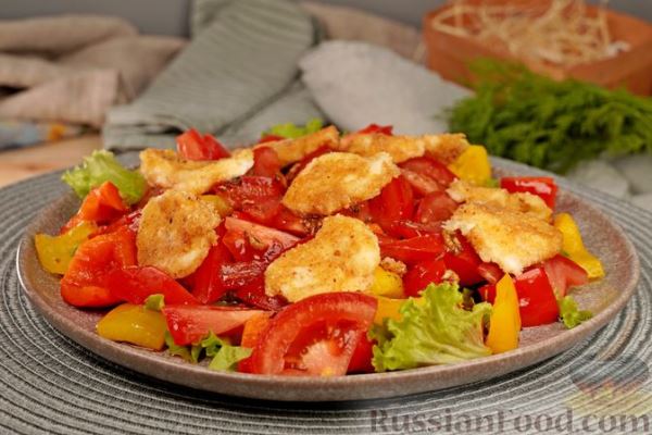 Салат с помидорами, болгарским перцем и жареным сыром
