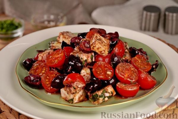 Салат с помидорами, черешней и фетой