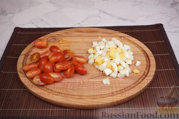 Салат с помидорами, фетой и сухариками