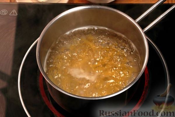 Салат с помидорами, макаронами, фетой и оливками