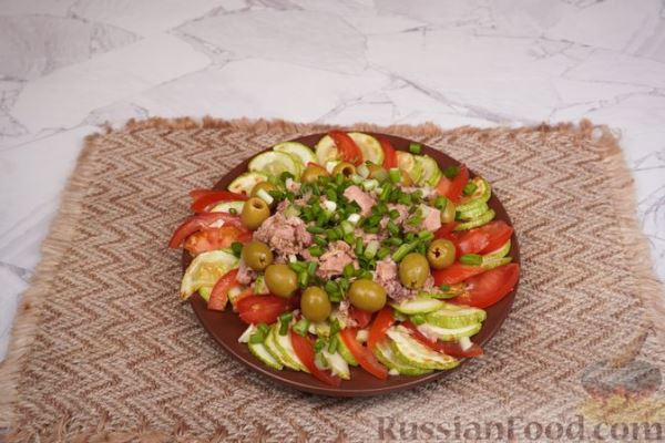 Салат с тунцом, кабачками, помидорами и оливками
