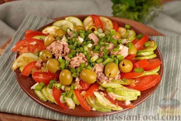 Салат с тунцом, кабачками, помидорами и оливками