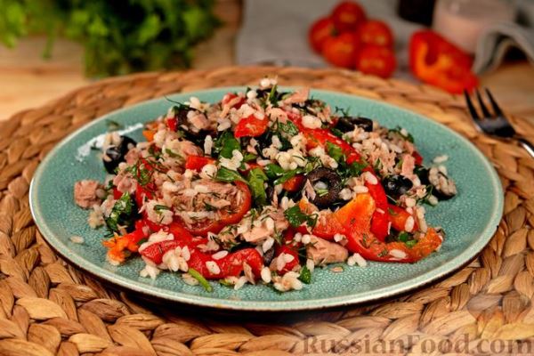 Салат с тунцом, рисом, овощами и маслинами