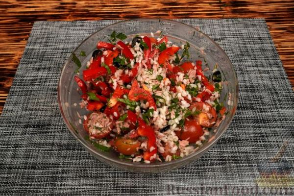 Салат с тунцом, рисом, овощами и маслинами