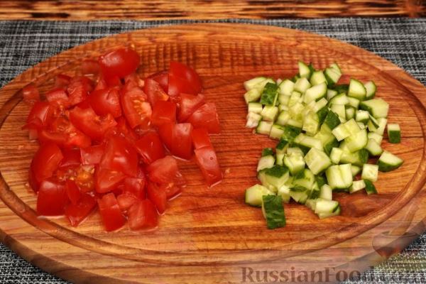 Салат с ветчиной, фасолью, огурцами и помидорами