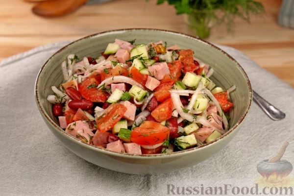 Салат с ветчиной, фасолью, огурцами и помидорами