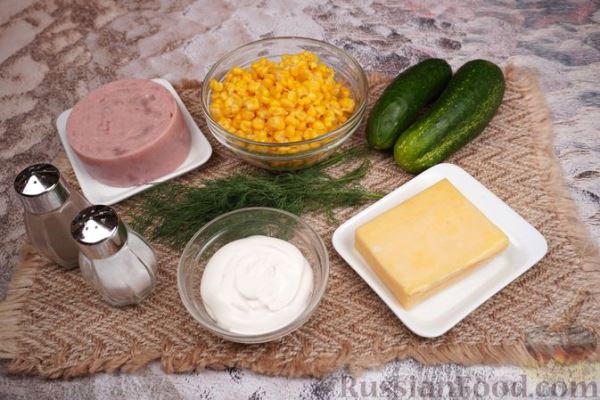 Салат с ветчиной, огурцами, кукурузой и сыром