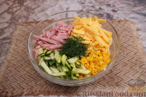Салат с ветчиной, огурцами, кукурузой и сыром