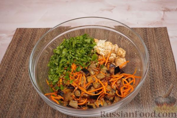 Салат с жареной курицей, баклажанами и морковью