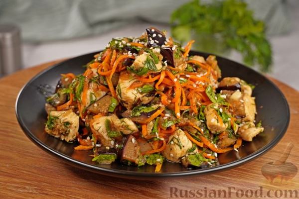 Салат с жареной курицей, баклажанами и морковью