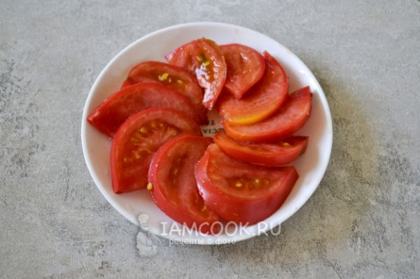 Салат со страчателлой, помидорами и рукколой