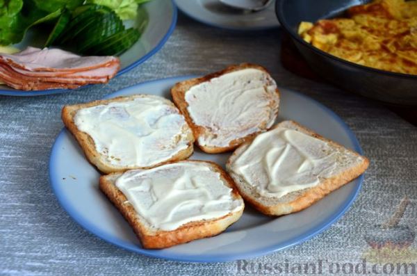 Сэндвичи с омлетом, ветчиной, огурцом и сыром