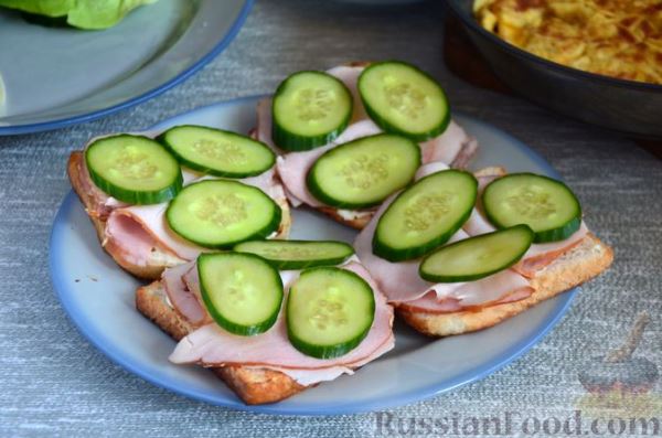 Сэндвичи с омлетом, ветчиной, огурцом и сыром