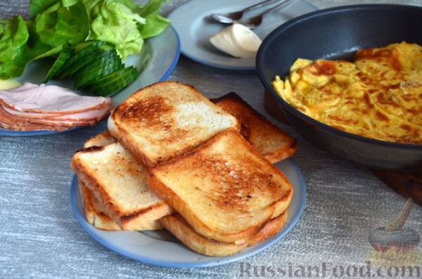 Сэндвичи с омлетом, ветчиной, огурцом и сыром