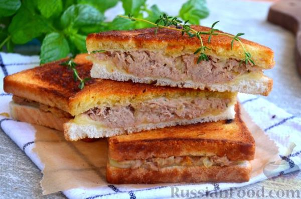 Сэндвичи с тунцом, жареным луком и сыром