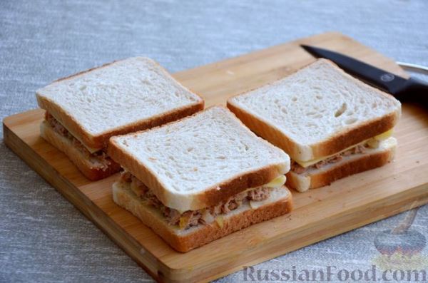 Сэндвичи с тунцом, жареным луком и сыром